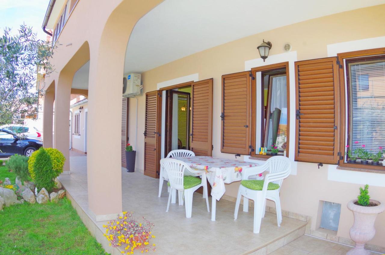 Apartments Tina & Denis Pula Bagian luar foto