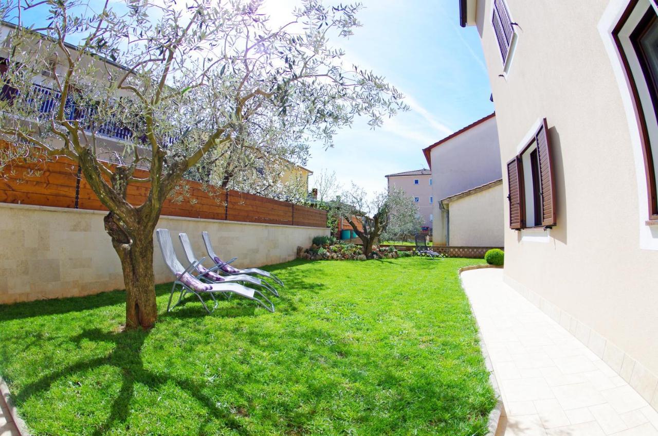 Apartments Tina & Denis Pula Bagian luar foto